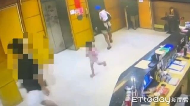 台两岁男童遭父虐死 母坐视不救