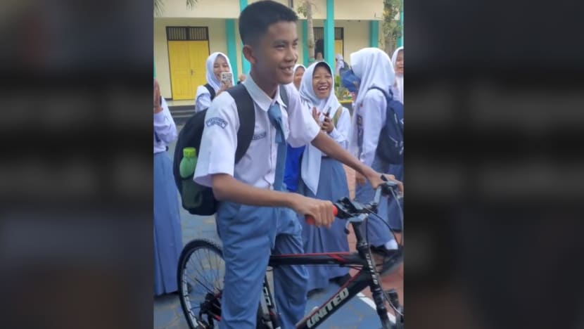 Kisah di balik video haru siswa SMA patungan belikan temannya sepeda 