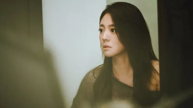 老公入狱后首出镜！ 安以轩为A-Lin拍MV，听《一个人》当场泪崩