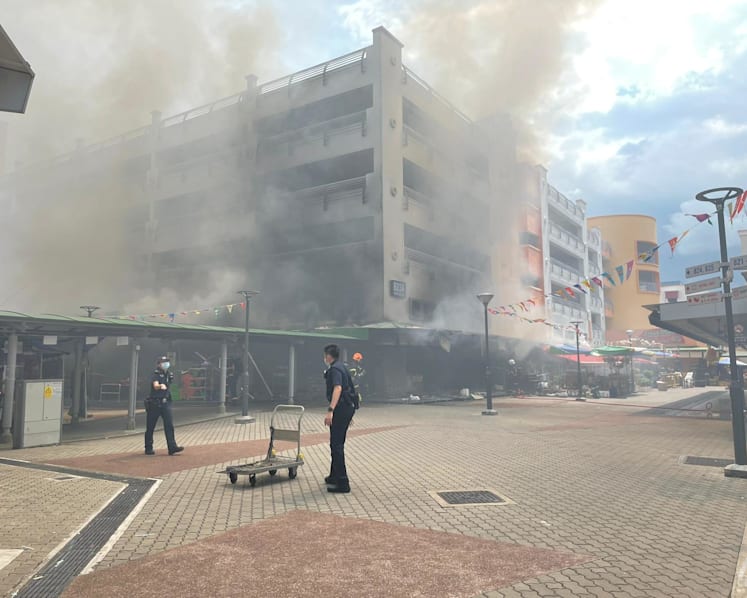  Fire breaks out at Tampines coffee shop, disrupting operations