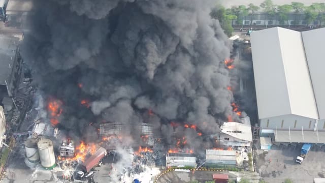 印尼一家食用油工厂发生大火 至少八死三伤