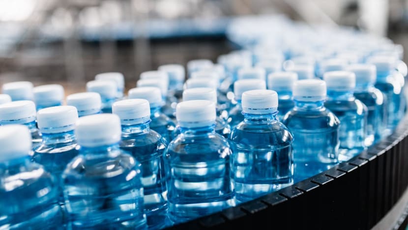 Bahaya tersembunyi minum air mineral botol plastik, ini risikonya Bahaya tersembunyi minum air mineral botol plastik, ini risikonya