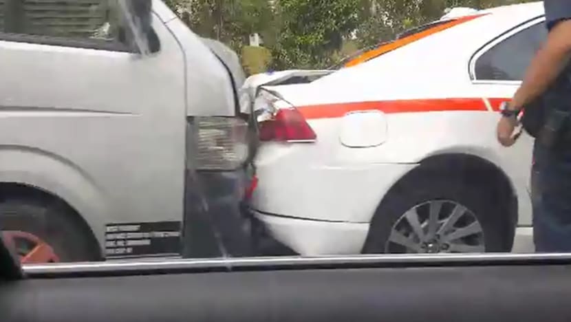 Van langgar kereta polis di Braddell Road