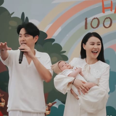 突破百日宴!萧正楠、黄翠如首次曝光儿子萌照,星光熠熠,惊艳全场!