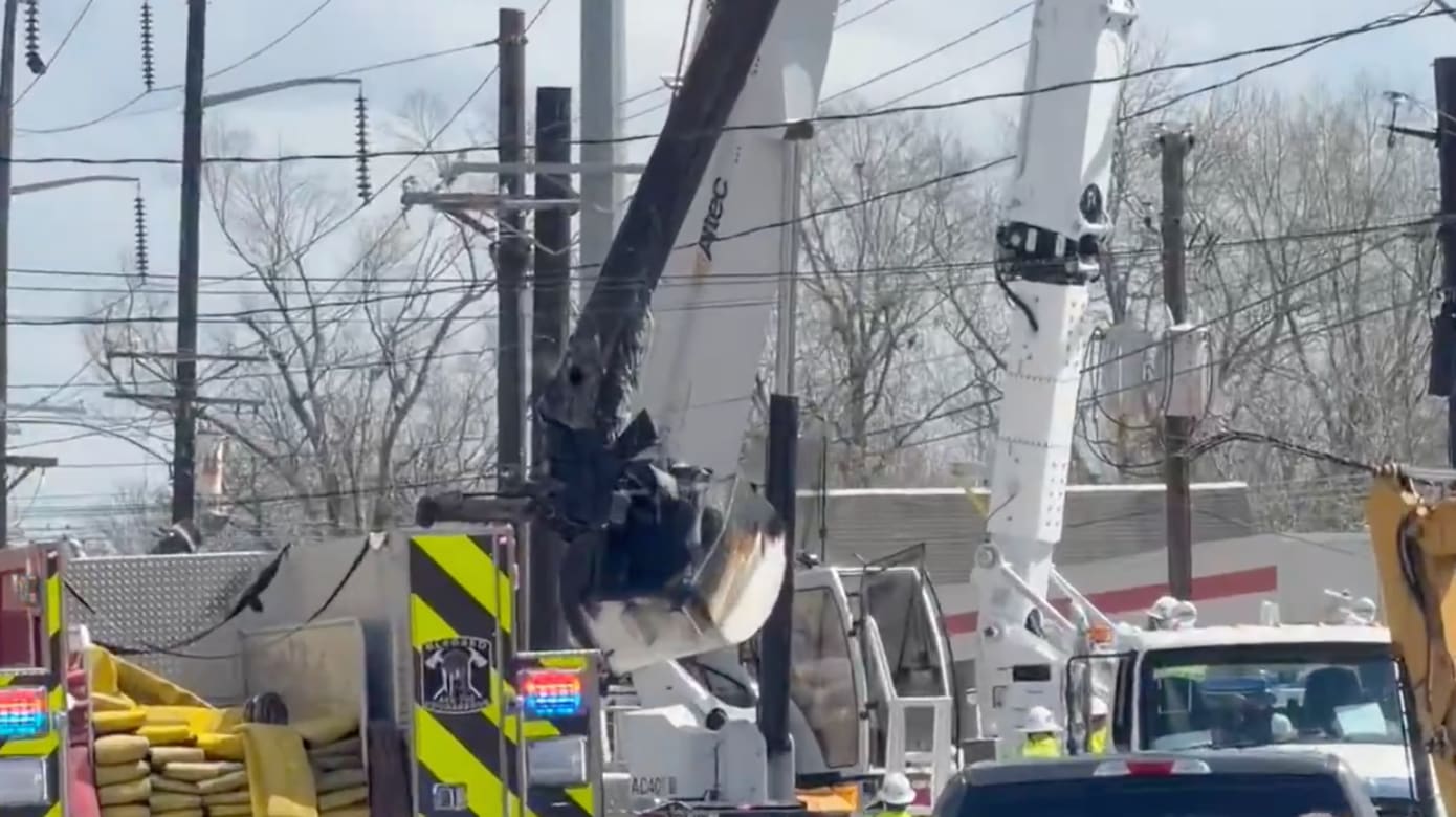 高空作业车起火 美国技工吊半空严重烧伤