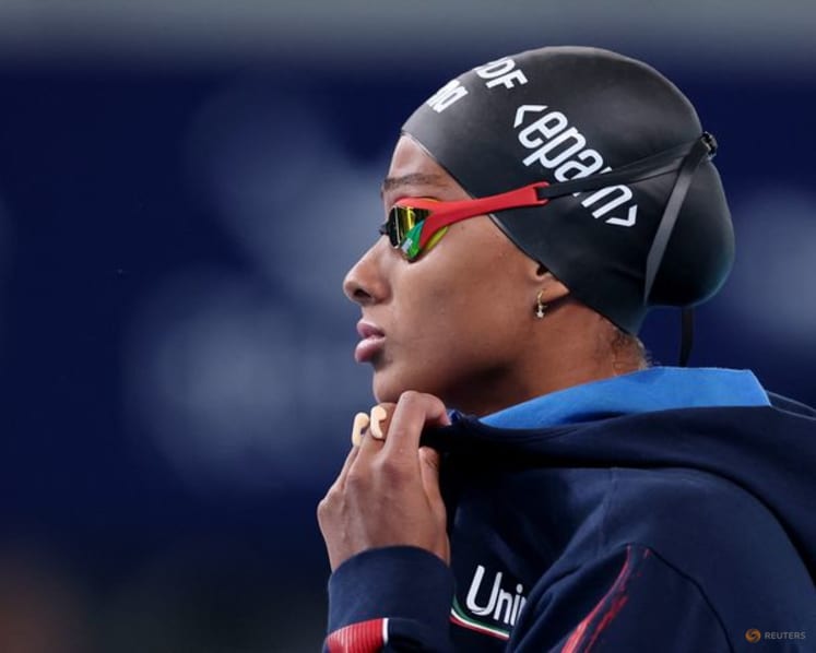 Italy's Curtis betters own 50m backstroke world record