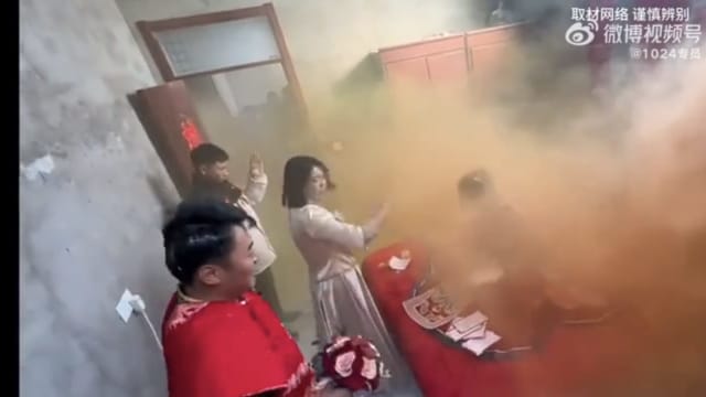 新郎迎亲被阻 伴郎投掷烟雾弹熏出新娘