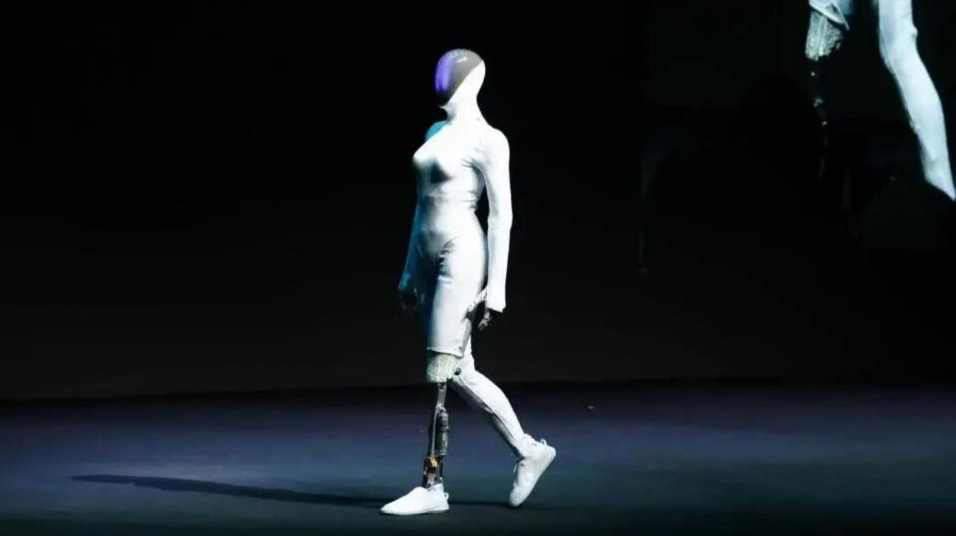 中国机器人动作流畅被质疑真人扮演 公司剪开外皮避谣