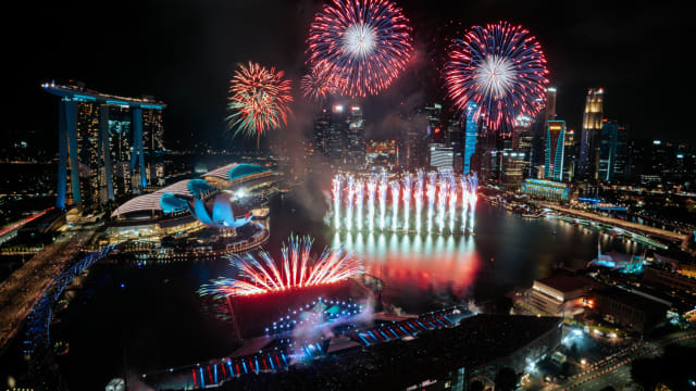 滨海湾跨年夜将以12分钟“变色烟火”迎接2024年
