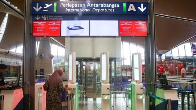 涉“飞行护照”不当行为 马国41官员遭处分20人被开除