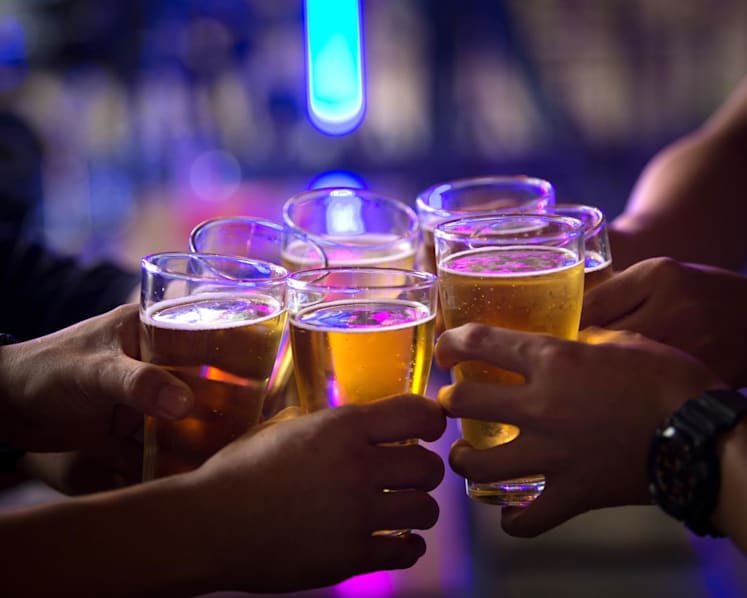 Bars, restaurants required to display notices of permitted alcohol sale, consumption hours from Mar 1