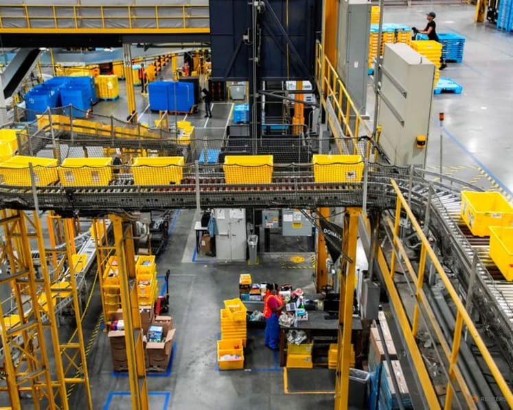 Analysis:Strong start to online holiday shopping masks signs of a fragile US consumer