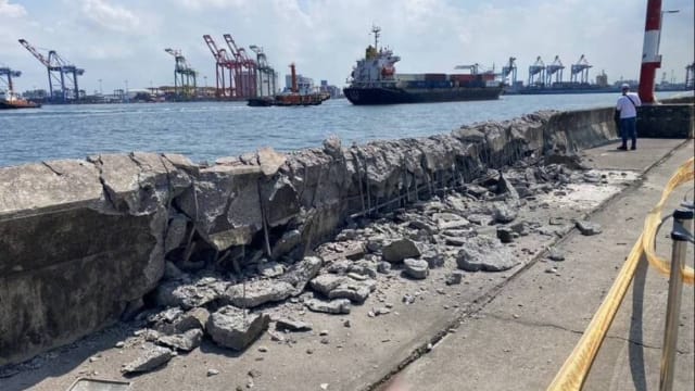 狮城货柜船擦撞高雄港护岸 挡浪墙导航灯被撞损