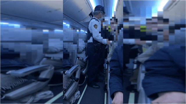 男子为与女友同坐和空服员纠缠  连累航班回返其他乘客睡机场