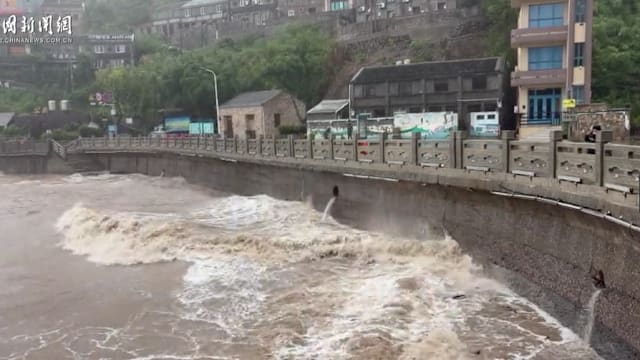 台风沙德尔登陆浙江 当局发出红色预警