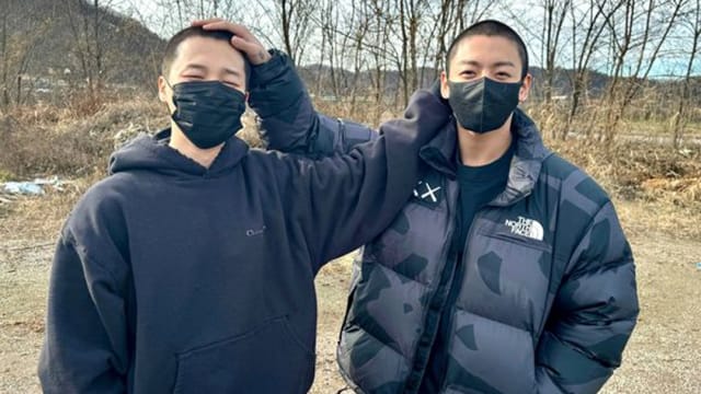BTS柾国、Jimin当兵照曝光　顶着平头认真听课