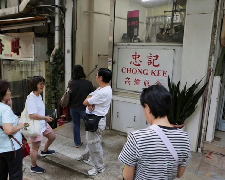 Hong Kongers rush to sell family jewels as gold glitters