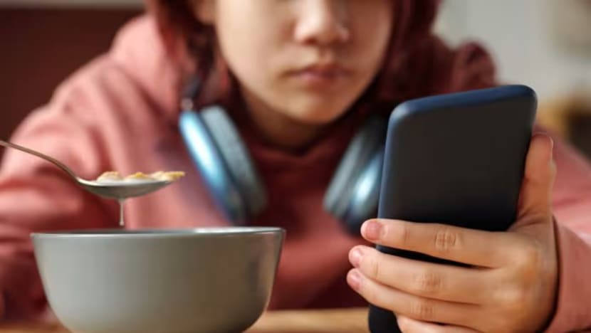 Komentar: Selalu online, kenapa remaja kerap kesepian dan makin sulit punya sahabat?