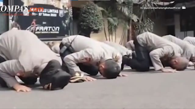 印尼足球践踏事件 玛琅警方跪地求原谅