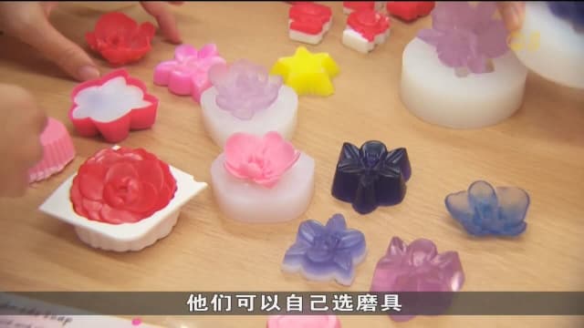 国庆主题手工工作坊大受欢迎 吸引一家大小参与