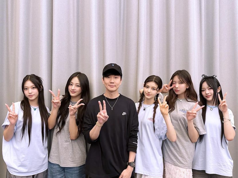 JJ Lin visits Hybe's HQ in South Korea, takes photos with NewJeans and Seventeen's Jun JJ Lin visits Hybe's HQ in South Korea, takes photos with NewJeans and Seventeen's Jun
