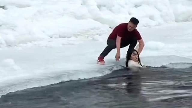 越过警戒线拍照 中国母女坠入冰冷河里幸获游客合力救