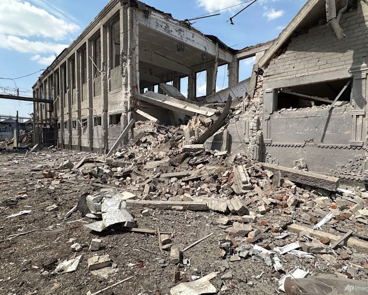 Russian airstrikes on prison, hospital kill 19 in southeastern Ukraine