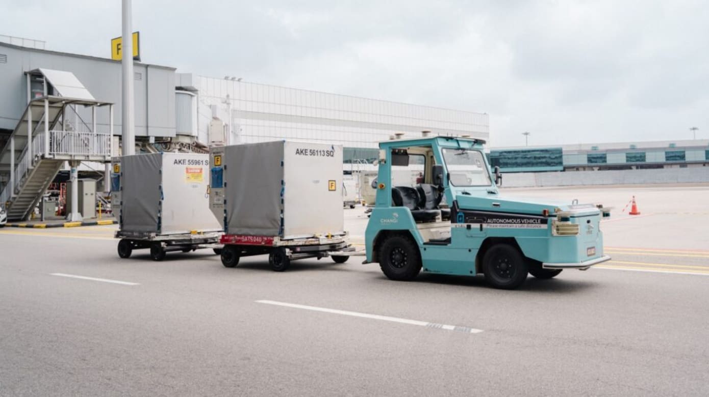 樟宜机场启用无人驾驶牵引车运输行李- 8world