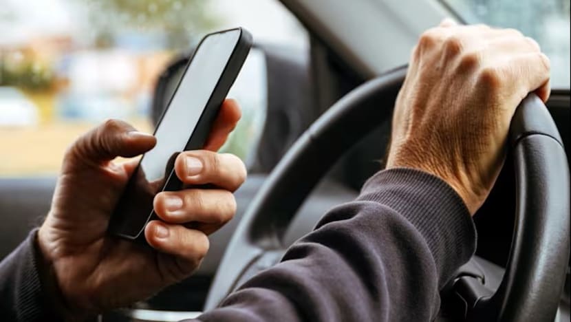 Pegang telefon bimbit semasa memandu kini satu kesalahan di bawah undang-undang baharu SG