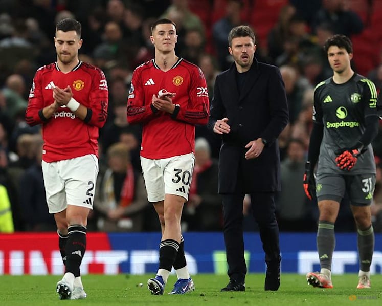 Leeds grab 2-1 win over Manchester United as Martinez sees red