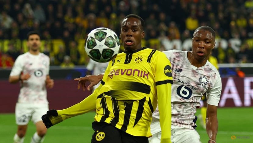 Chelsea agree deal to sign English winger Gittens from Dortmund
