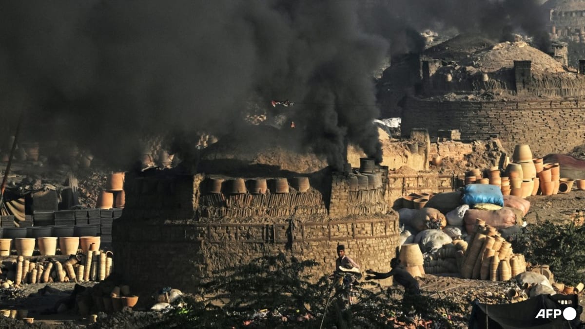 With monitors and lawsuits, Pakistanis fight for clean air