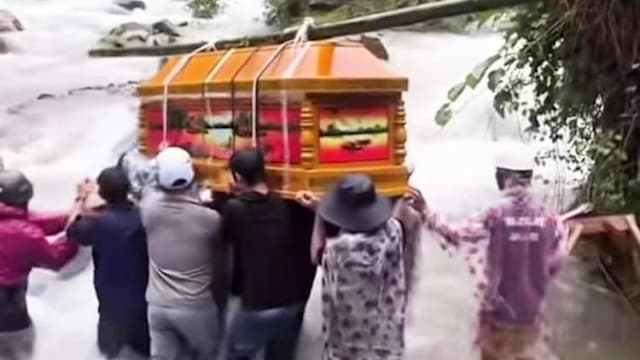 越南中部暴雨成灾  居民抬棺涉洪水安葬亲人