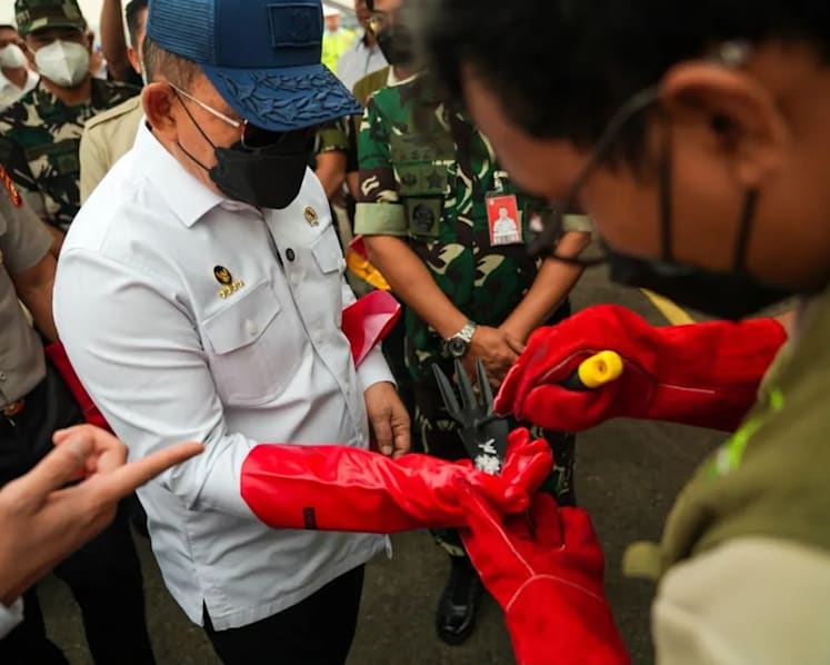 Indonesia to use dry ice to clear haze from forest fires
