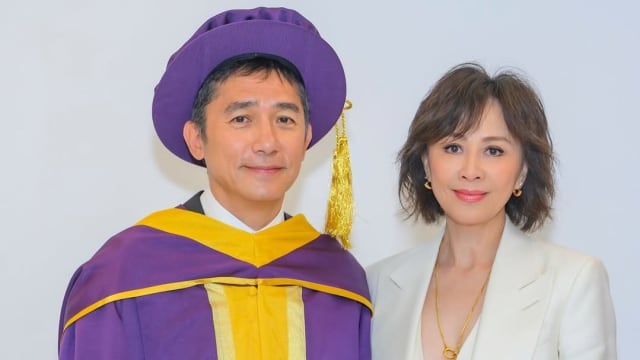 梁朝伟连拿两个荣誉博士学位！刘嘉玲：恭喜梁博士……Again！