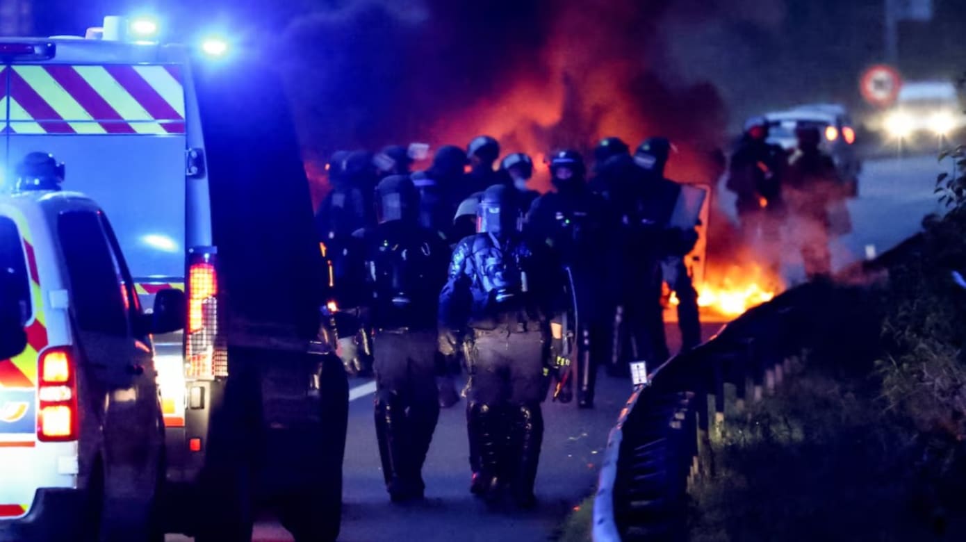 警察在法国南特（Nantes）一处封锁现场值勤。（图：路透社）