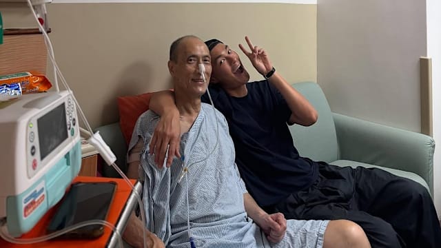 父亲患癌住院，杨祐宁守病床过43岁生日，老三将出生自嘲“不知睡哪”