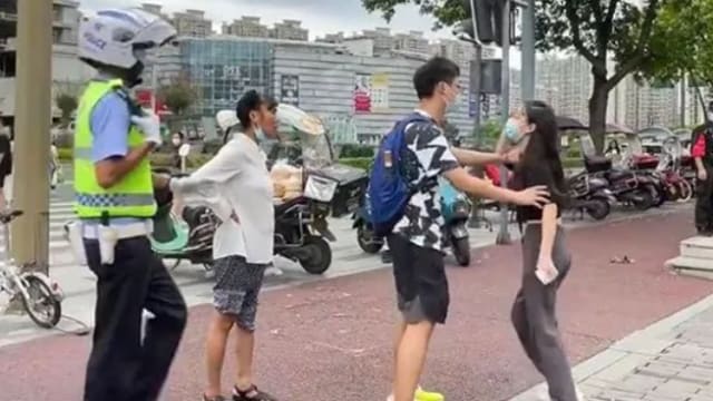 捡到手机索要600人民币 失主只给100大妈大闹