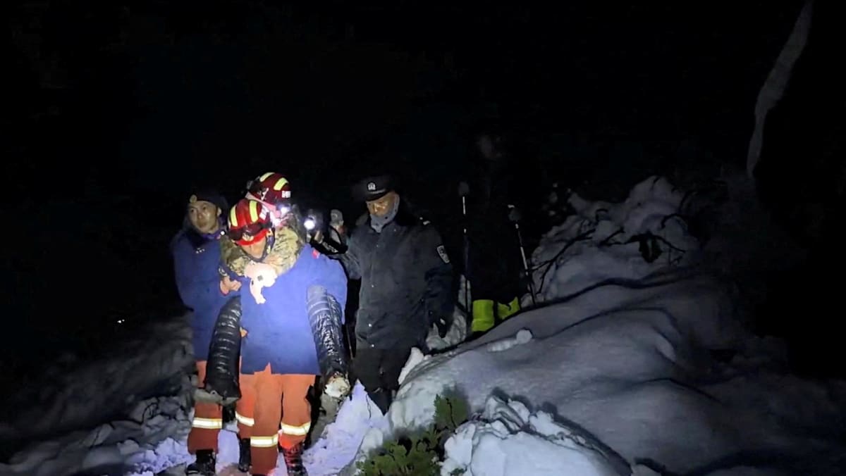 Rescuers race to evacuate stranded Everest hikers by Oct 7: Source