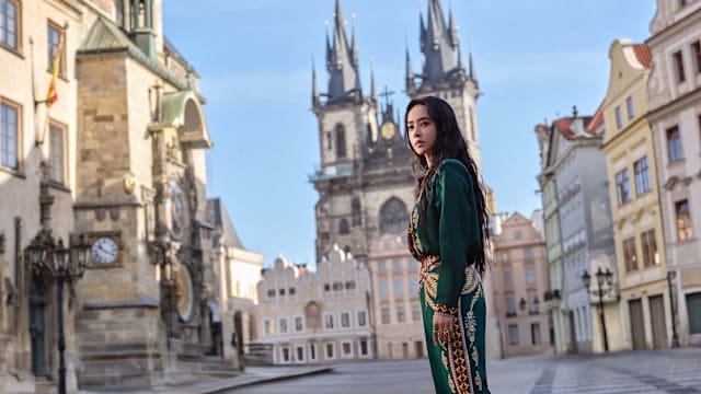 蔡依林跨越9000km圆23年梦！《布拉格广场》实景拍摄MV上线