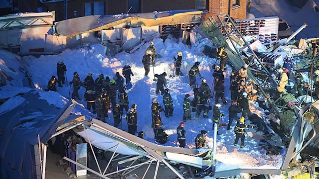 疑因积雪过重 俄罗斯购物中心屋顶坍塌致一死二伤