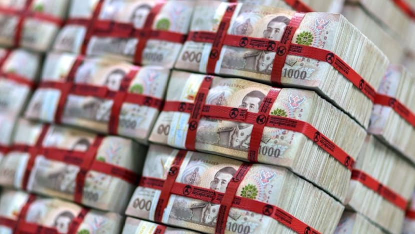 Thai central bank eases rules on foreign income repatriation to ease baht