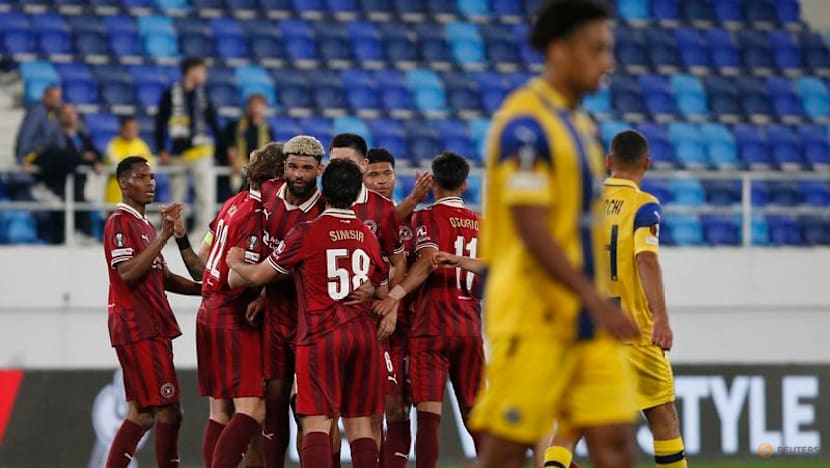 Forest's winless streak ends as two penalties down Porto, Midtjylland stay perfect