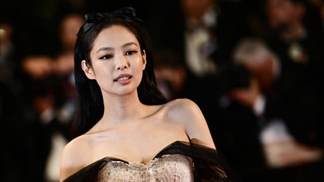 BLACKPINK Jennie甜美现身坎城影展　与Lily-Rose Depp同场比美