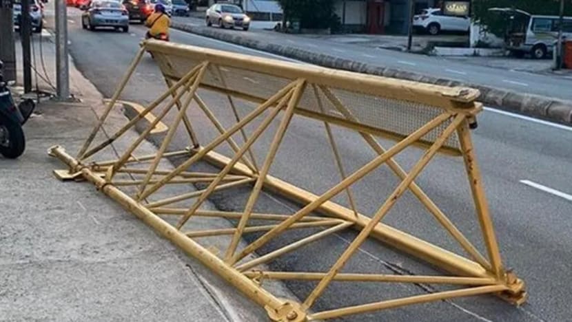 Wanita nyaris maut di Petaling Jaya apabila kereta dihempap besi menara kren