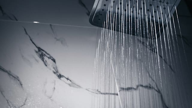 专家：昏暗中洗温水澡有助改善失眠问题