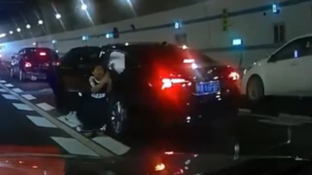 母亲追尾车祸受伤 男孩隧道跪地拦车求助