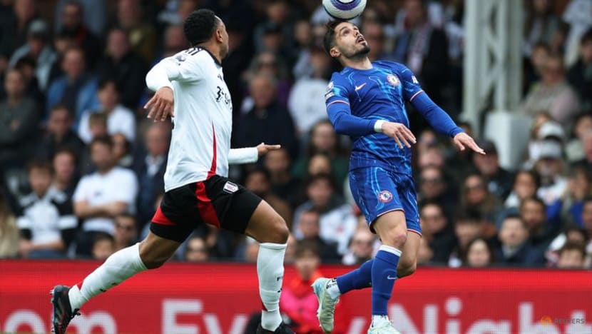 Neto strikes late to keep Chelsea's Champions League hopes alive