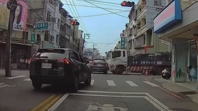 台警匪追逐！两毒犯闯红灯遭撞车内搜出镇暴枪与假手榴弹   