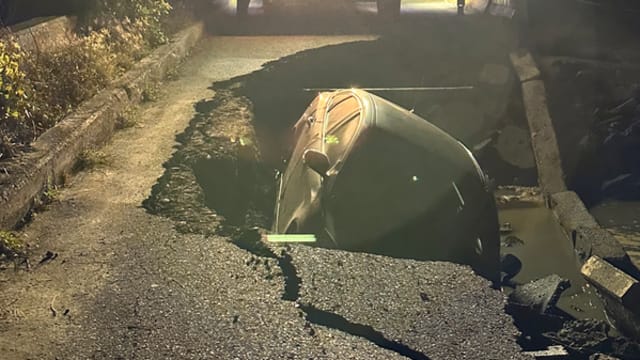 台湾道路出现“天坑”司机没注意整车掉落洞